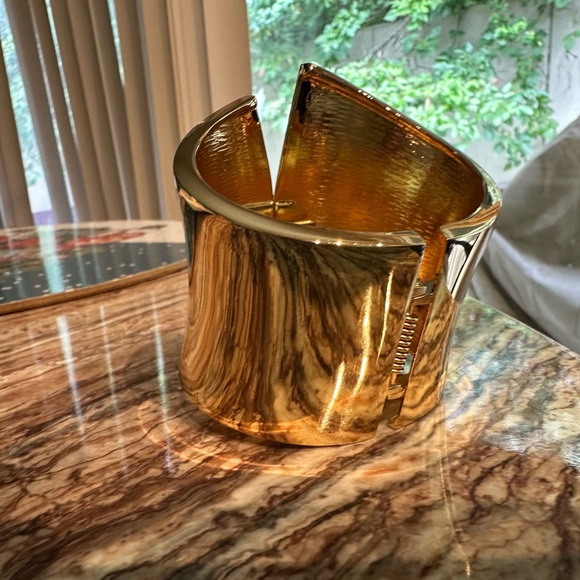 Wide cuff bracelet. Beautifully textured golden. - Picture 4 of 6